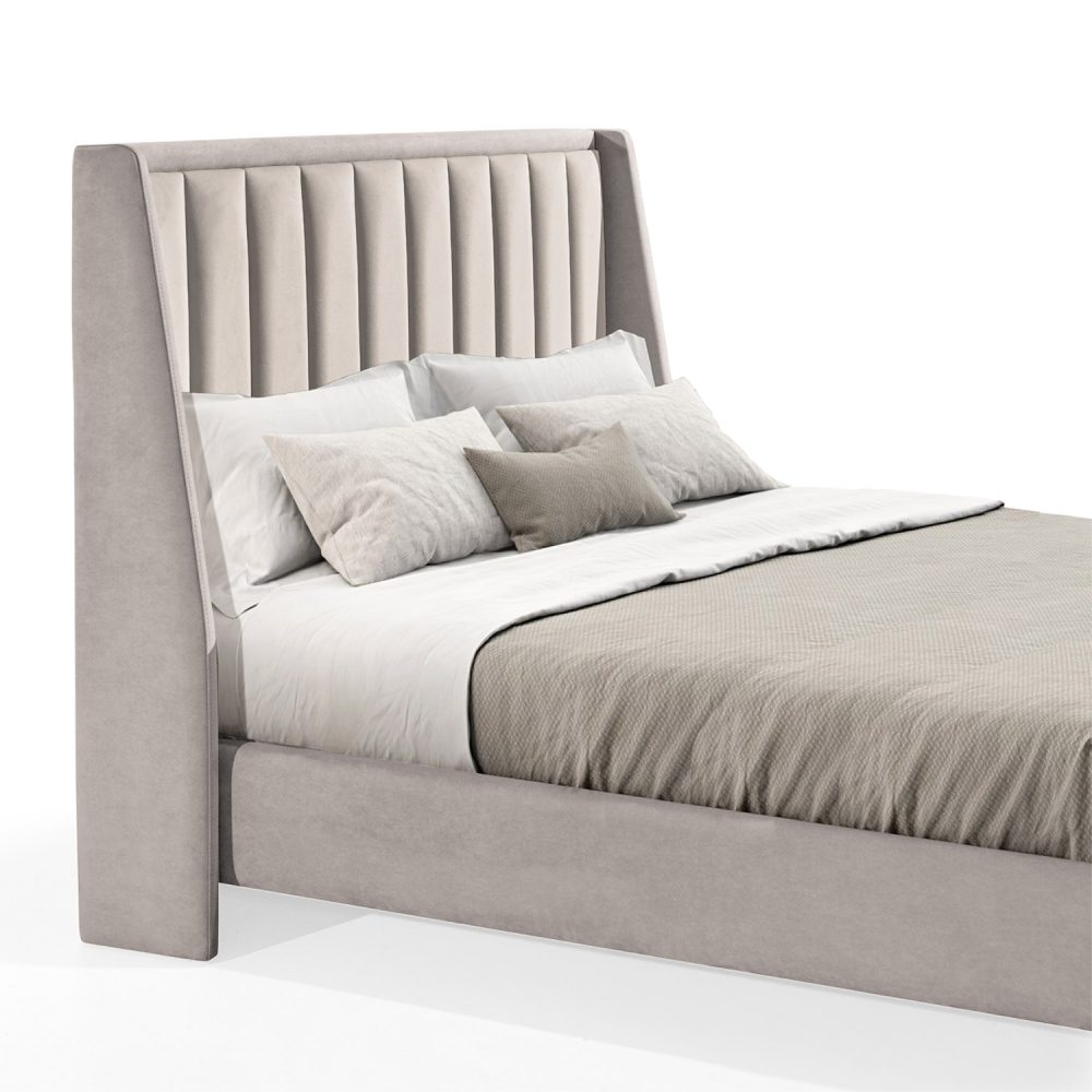 Cama de casal estofada em tecido cinza claro, com cabeceira alta e painéis verticais estofados em tom bege.