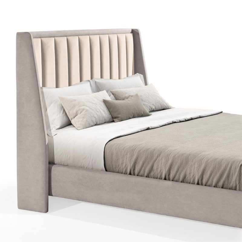 Cama de casal estofada em tecido cinza, com cabeceira alta e painéis verticais estofados em bege. Estrutura moderna e sofisticada, com pés metálicos elegantes.