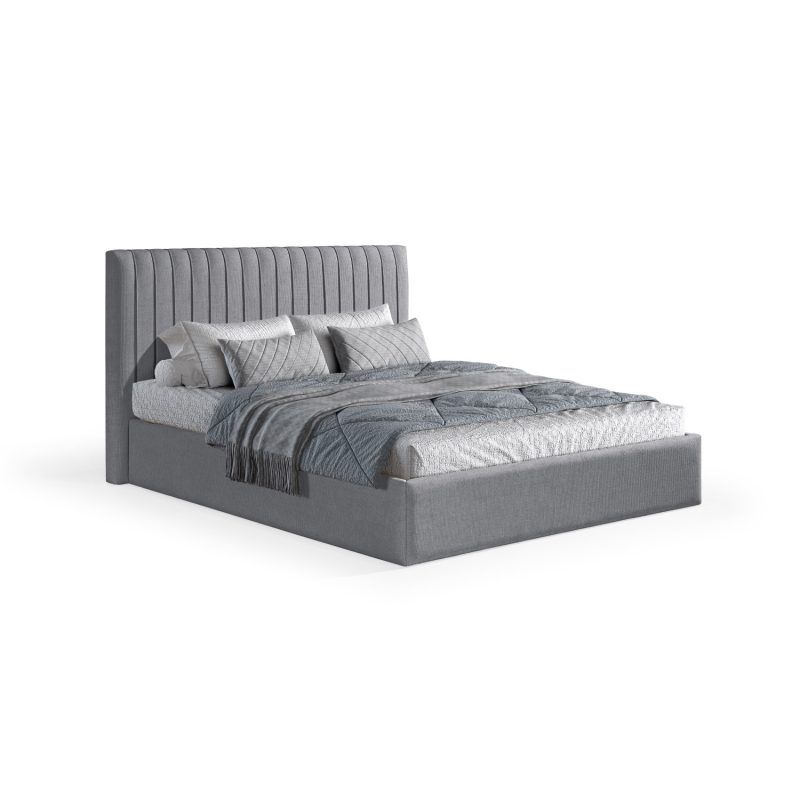Cama moderna e estofada em cinza escuro, com uma cabeceira alta de costura vertical, decorada com roupa de cama cinzenta, incluindo edredão acolchoado, manta e almofadas, em tons elegantes e contemporâneos.