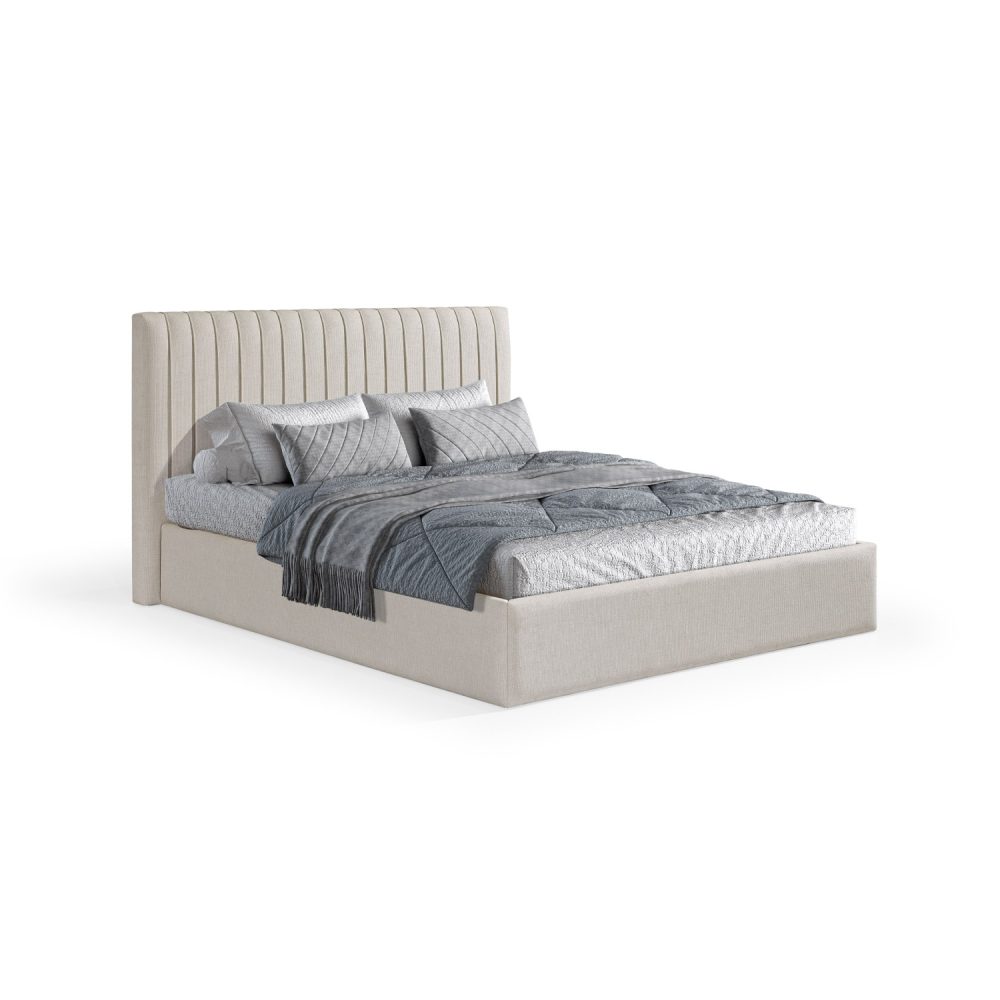Cama moderna e estofada em branco, com uma cabeceira alta de costura vertical, decorada com roupa de cama cinzenta, incluindo edredão acolchoado, manta e almofadas, em tons elegantes e contemporâneos.