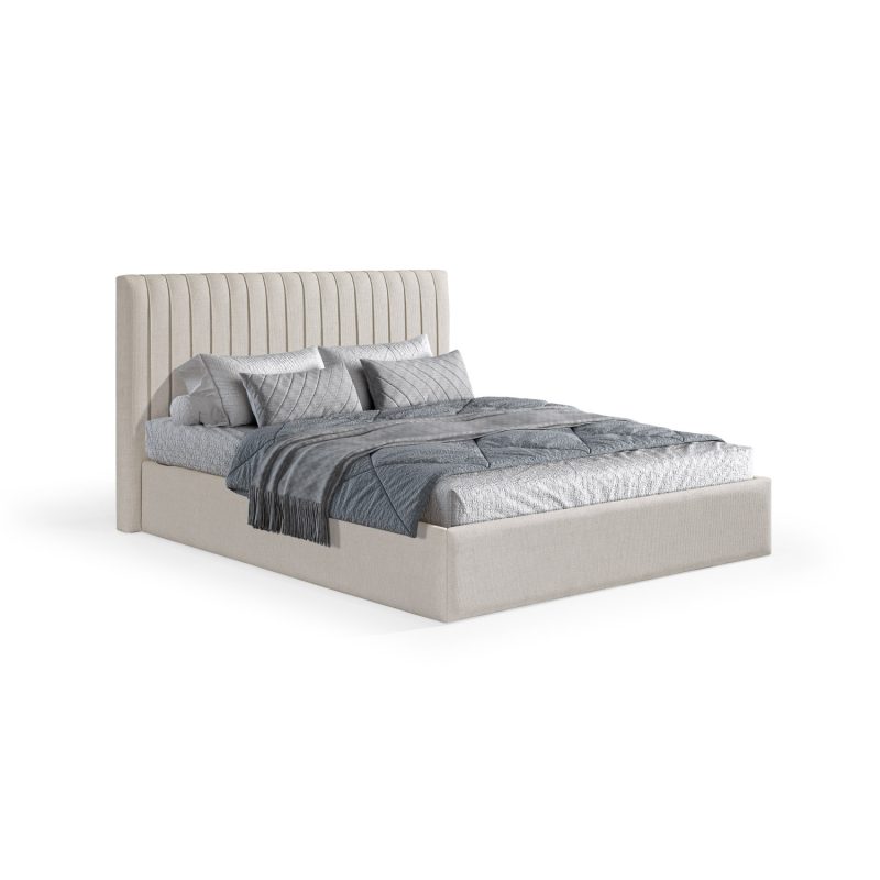 Cama moderna e estofada em branco, com uma cabeceira alta de costura vertical, decorada com roupa de cama cinzenta, incluindo edredão acolchoado, manta e almofadas, em tons elegantes e contemporâneos.