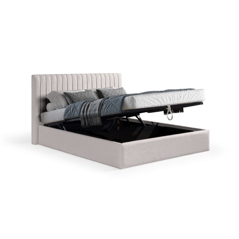 Cama moderna e estofada em branco, com uma cabeceira alta de costura vertical, decorada com roupa de cama cinzenta, incluindo edredão acolchoado, manta e almofadas, em tons elegantes e contemporâneos.