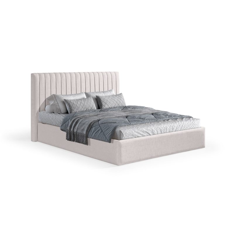 Cama moderna e estofada em branco, com uma cabeceira alta de costura vertical, decorada com roupa de cama cinzenta, incluindo edredão acolchoado, manta e almofadas, em tons elegantes e contemporâneos.