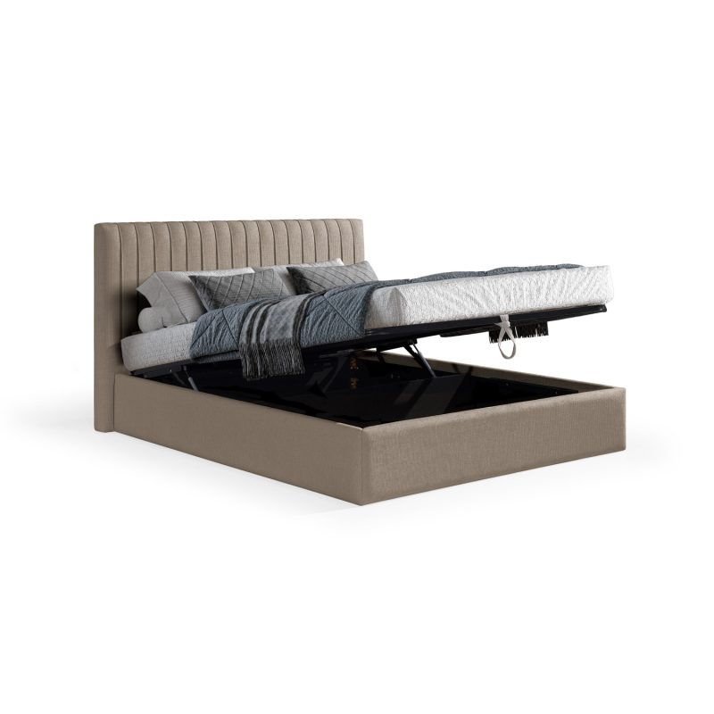 Cama moderna e estofada em castanho, com uma cabeceira alta de costura vertical, decorada com roupa de cama cinzenta, incluindo edredão acolchoado, manta e almofadas, em tons elegantes e contemporâneos.