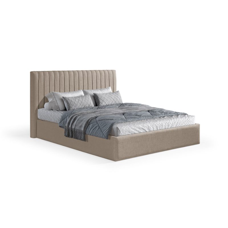 Cama moderna e estofada em castanho, com uma cabeceira alta de costura vertical, decorada com roupa de cama cinzenta, incluindo edredão acolchoado, manta e almofadas, em tons elegantes e contemporâneos.