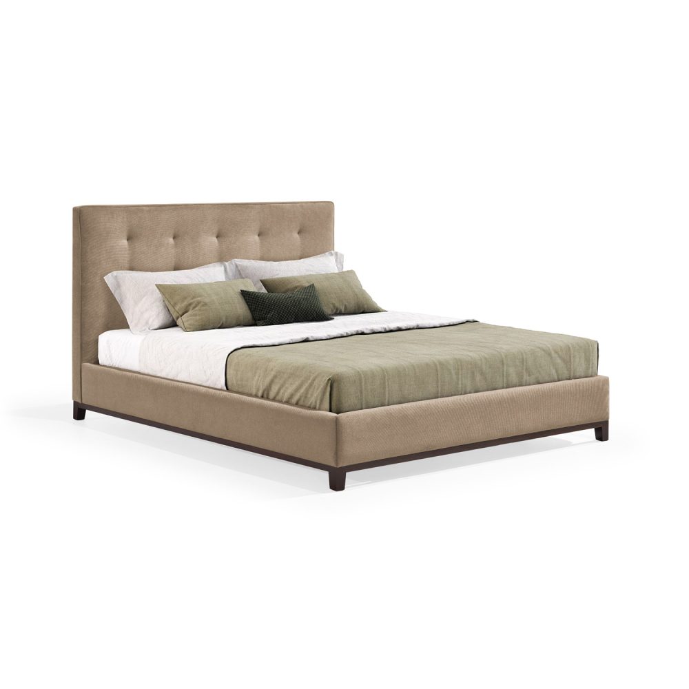 Cama moderna com cabeceira acolchoada e estofada em tecido amarelo, com lençóis brancos, uma manta verde e várias almofadas em tons de verde e branco. A estrutura da cama é revestida com tecido amarelo e possui pés de madeira escura.
