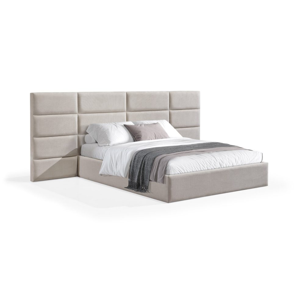 Cama moderna com cabeceira acolchoada em branco, lençóis brancos, cobertor cinzento e várias almofadas em tons de cinza e branco, com estrutura estofada no mesmo tecido cinzento.