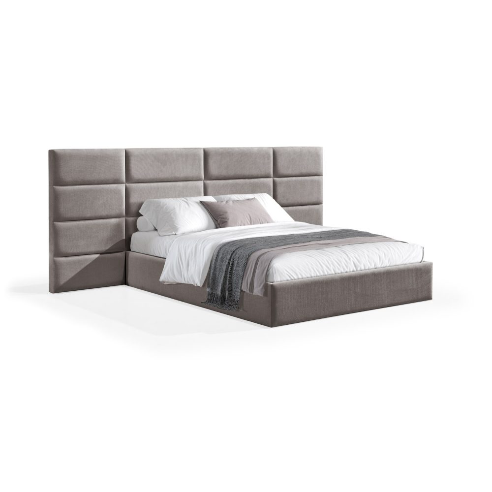 Cama moderna com cabeceira acolchoada em castanho, lençóis brancos, cobertor cinzento e várias almofadas em tons de cinza e branco, com estrutura estofada no mesmo tecido cinzento.