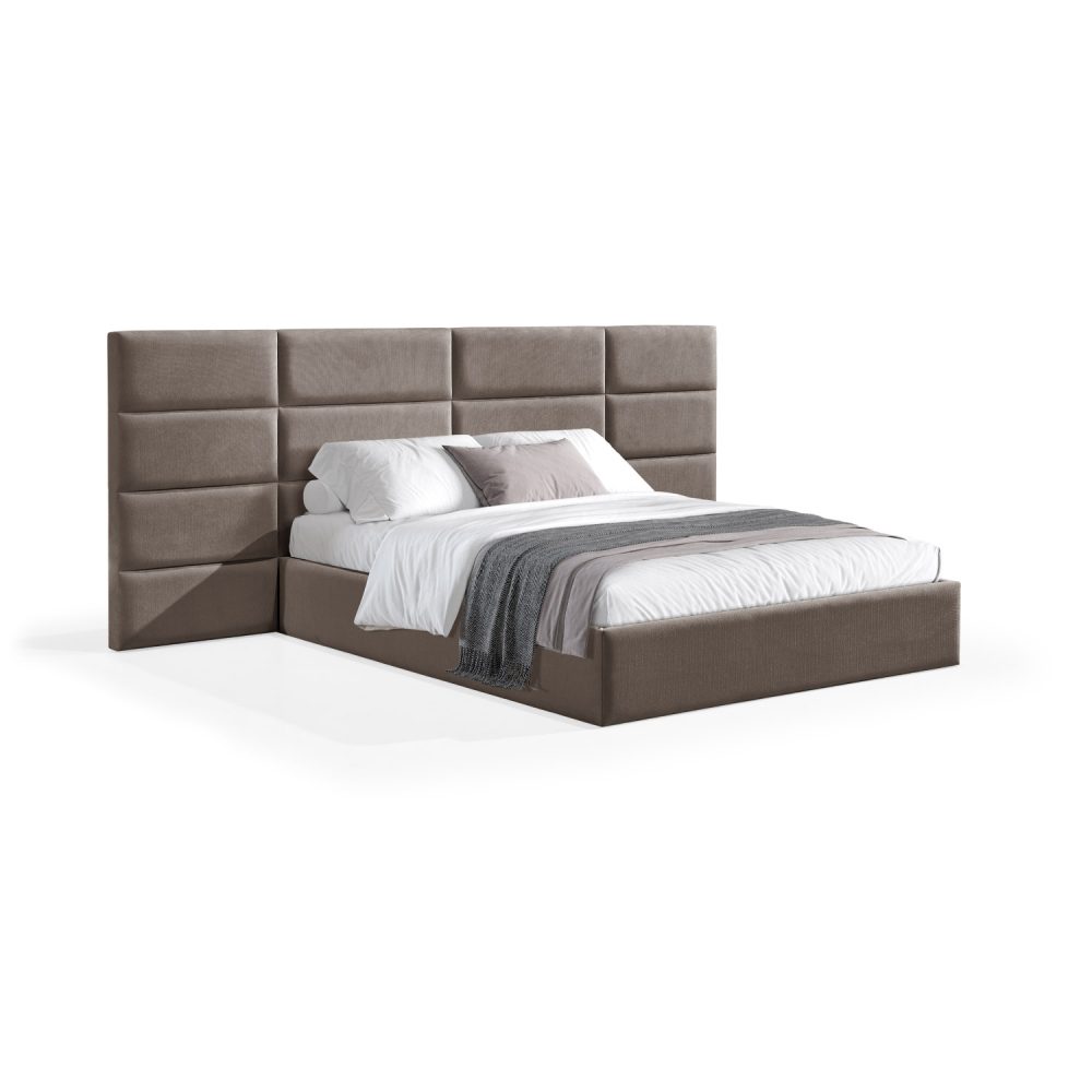 Cama moderna com cabeceira acolchoada em castanho, lençóis brancos, cobertor cinzento e várias almofadas em tons de cinza e branco, com estrutura estofada no mesmo tecido cinzento.