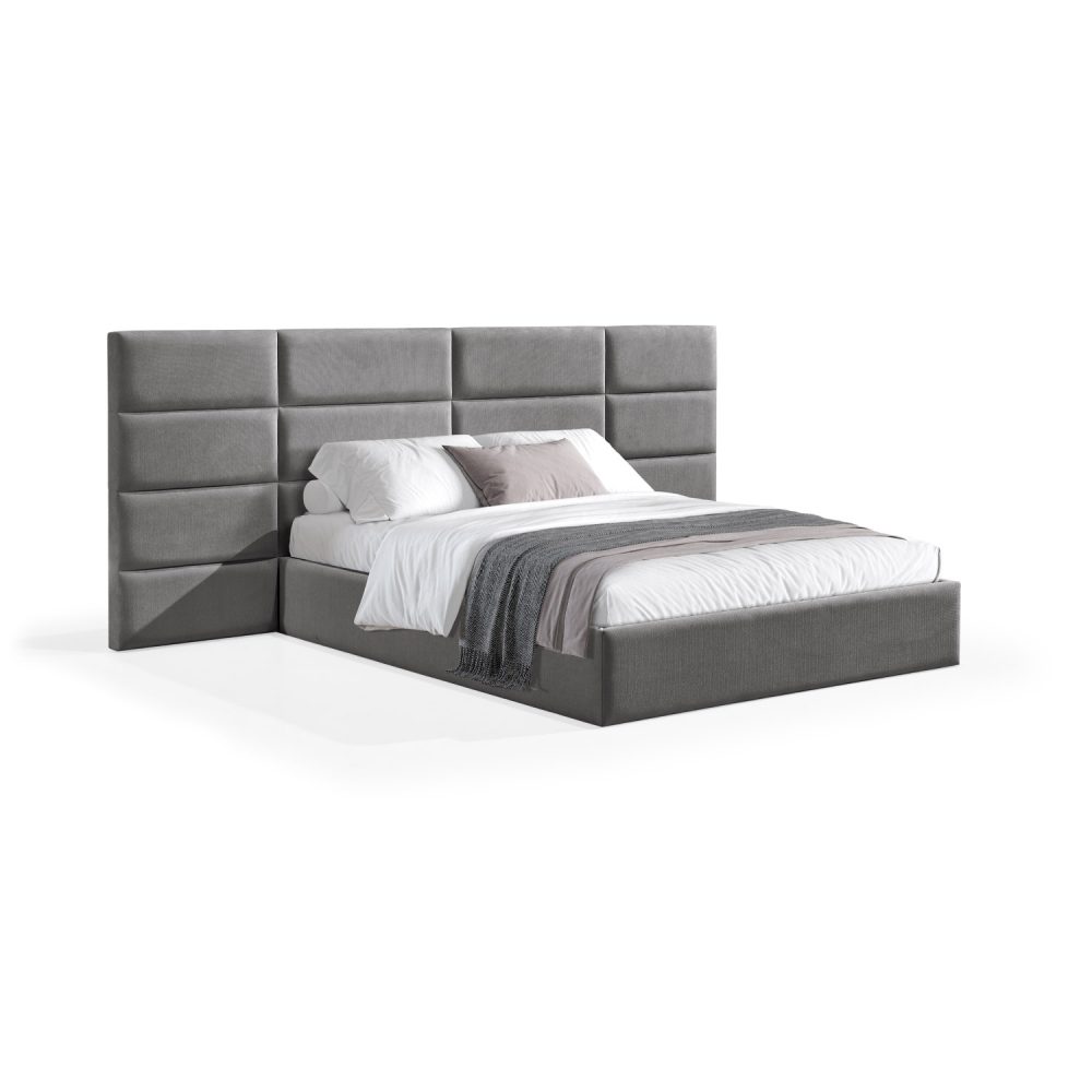 Cama moderna com cabeceira acolchoada cinzenta, lençóis brancos, cobertor cinzento e várias almofadas em tons de cinza e branco, com estrutura estofada no mesmo tecido cinzento.
