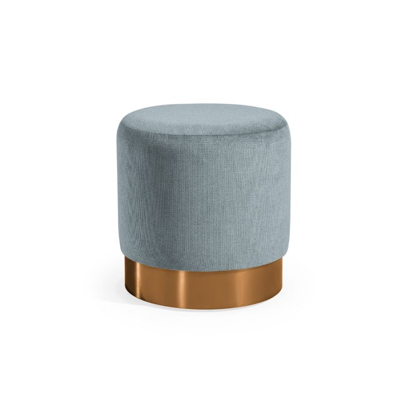 Puff estofado em azul claro com base em cor bronze