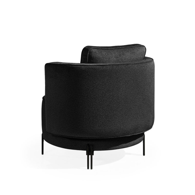 Cadeirão estofado em preto com pés em preto