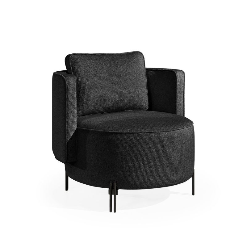 Cadeirão estofado em preto com pés em preto