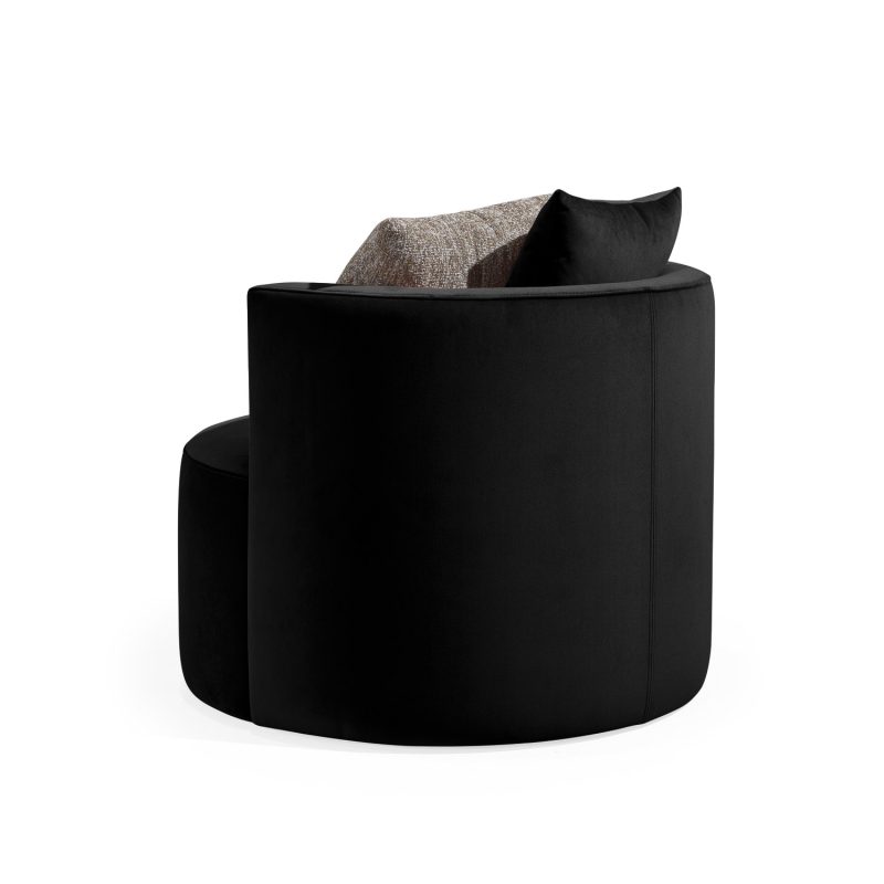 Cadeirão estofado em preto com duas almofadas no seu assento
