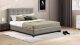 Cama de Casal com Roupa de Cama verde num Quarto Moderno